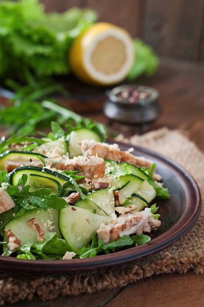 Salada com frango e abobrinha