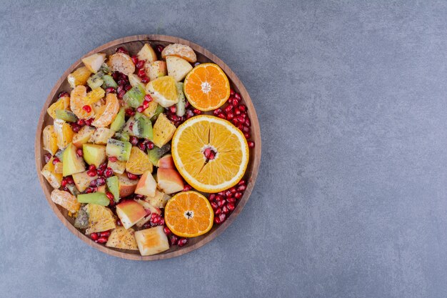 Salada com frutas picadas e temperos