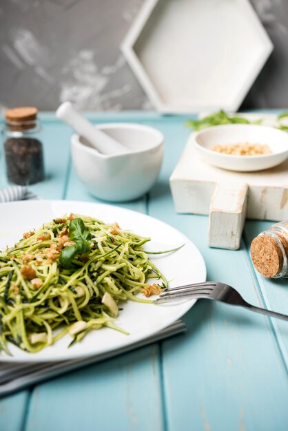 Salada com garfo na mesa de madeira e fundo desfocado