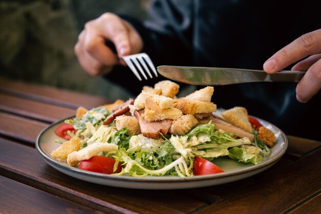 Salada com legumes bacon e frango closeup