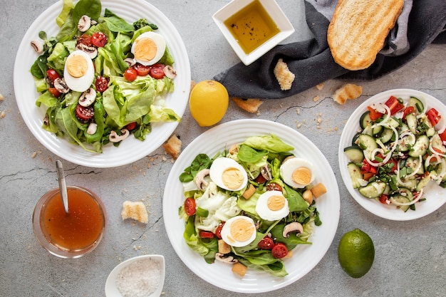 Foto grátis salada com legumes e ovos na mesa