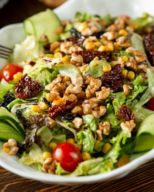 Foto grátis salada com legumes frescos, nozes e milho