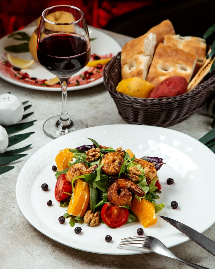 Foto grátis salada com nozes, tomates, laranjas e camarões