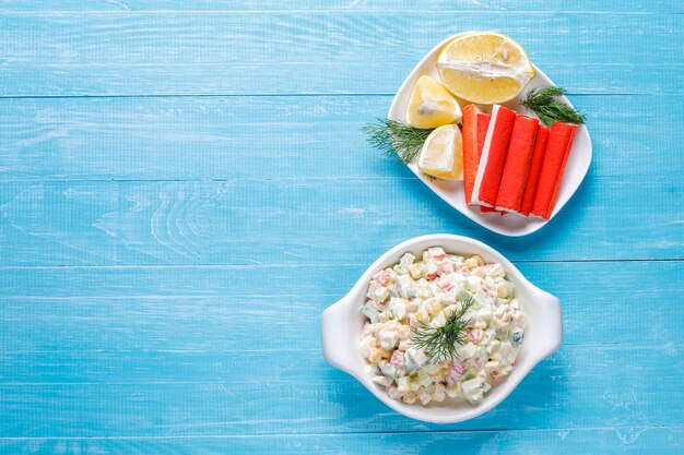 Salada com palitos de caranguejo, ovos, milho e pepino.