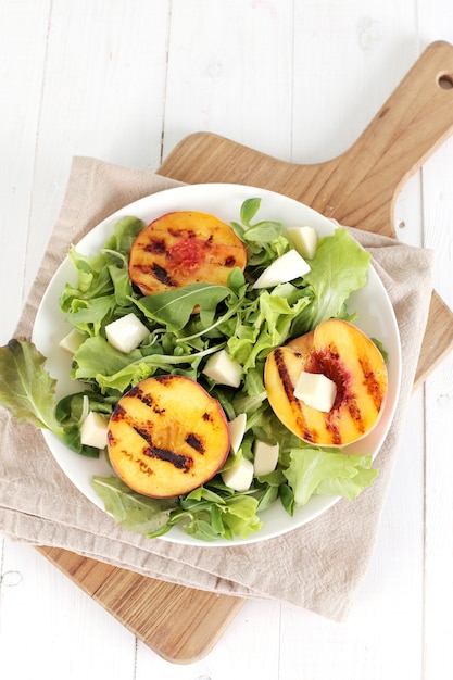 Salada com pêssegos grelhados, rúcula e queijo mussarela