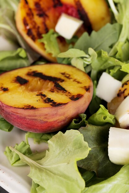 Salada com pêssegos grelhados, rúcula e queijo mussarela