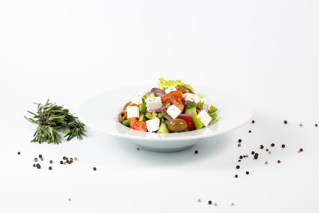 Salada com queijo feta, azeitonas e vegetais frescos