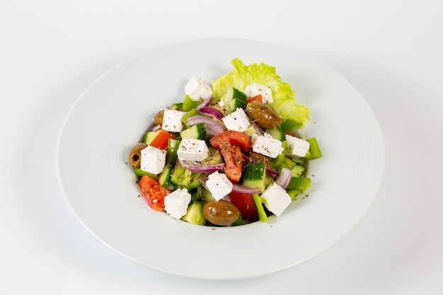 Salada com queijo feta, azeitonas e vegetais frescos