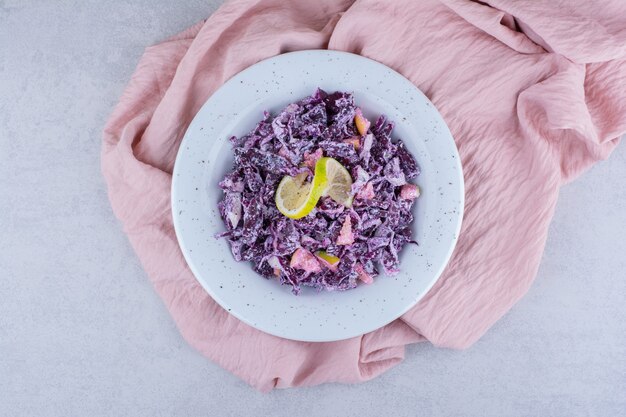 Salada com repolho roxo picado e cebola