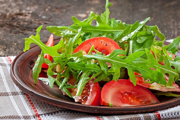 Salada com rúcula, tomate e pinhões