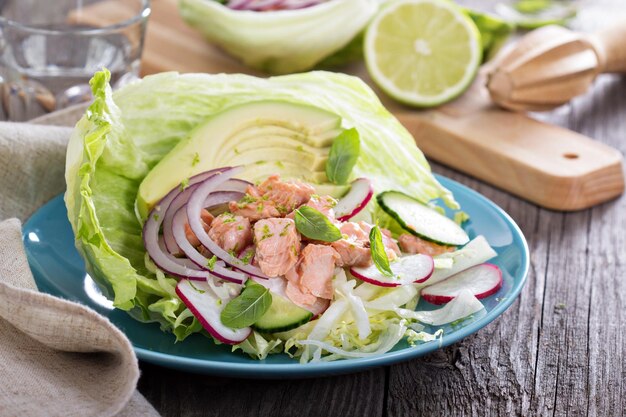 Salada com salmão escalfado e legumes