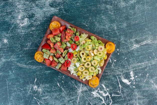 Salada com tomate cereja picado, feijão verde e repolho.