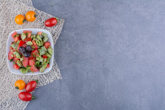 Salada com tomate picado e feijão verde