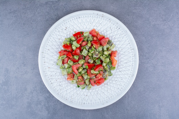 Salada com tomate picado e feijão verde