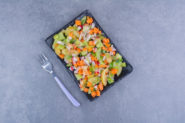 Salada com vegetais verdes e tomate cereja em pratos de cerâmica