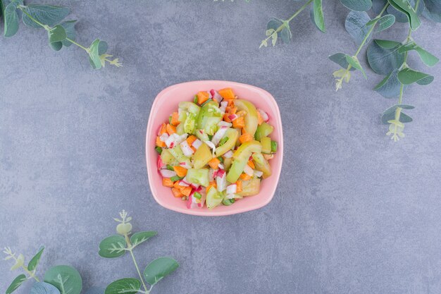 Salada com vegetais verdes e tomate cereja em pratos de cerâmica