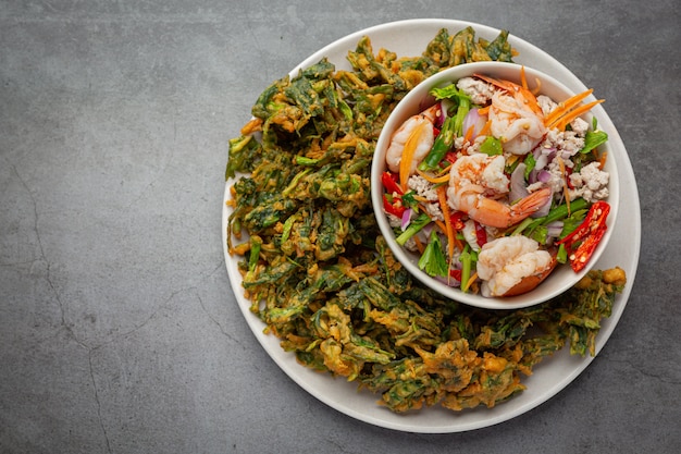 Salada crocante de ipomeia com camarão, camarão fresco picante e comida tailandesa.