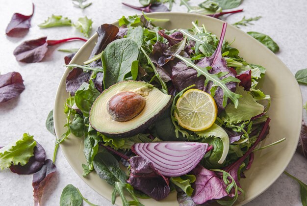 Foto grátis salada de abacate e legumes folhas de alface mistas prontas para comer