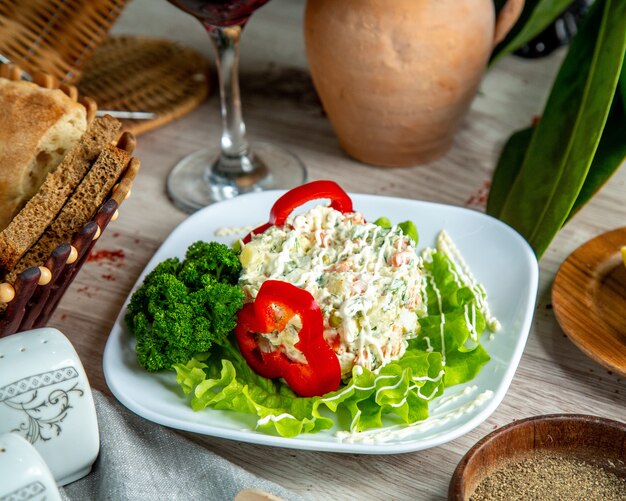 salada de alface com fatias de pimentão