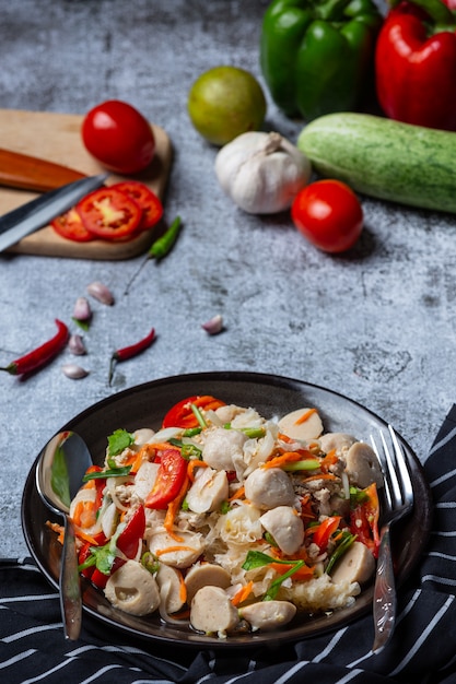 Salada de almôndegas picantes, comida asiática picante.