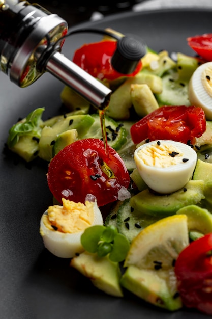 Foto grátis salada de alto ângulo com close-up de utensílios de mesa escuro