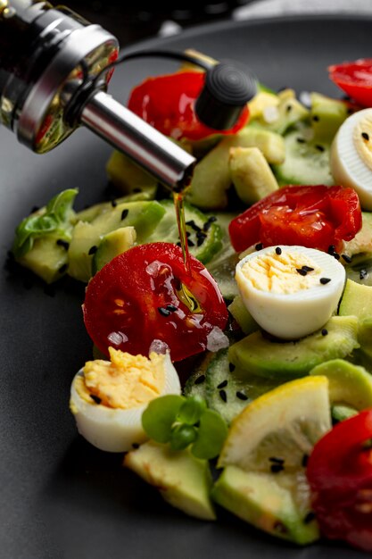 Salada de alto ângulo com close-up de utensílios de mesa escuro