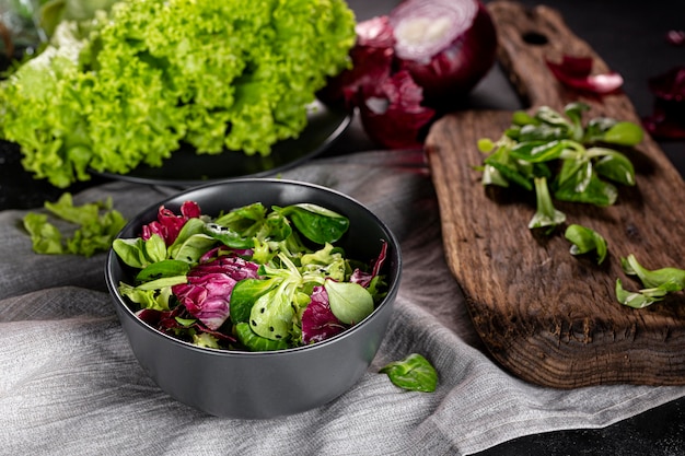 Salada de alto ângulo com diferentes ingredientes na tigela escura