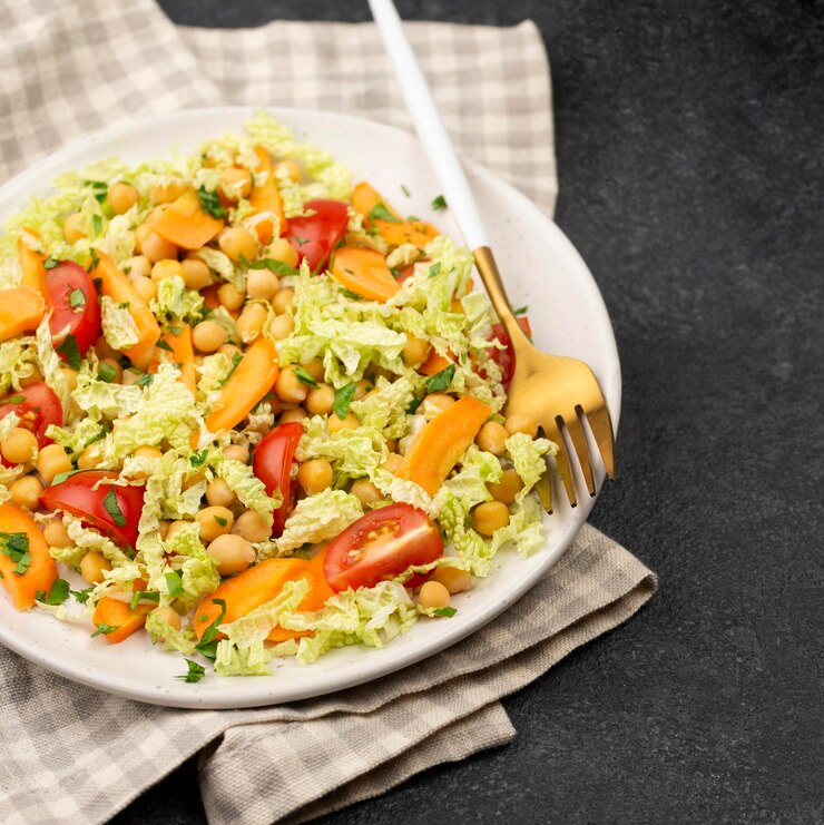 Foto grátis salada de ângulo alto com grão de bico e cenoura