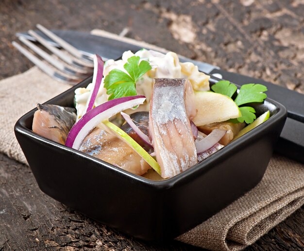 Salada de arenque com cebola e maçã verde