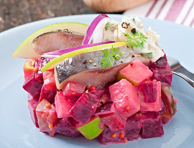 Foto grátis salada de arenque com molho de creme de leite