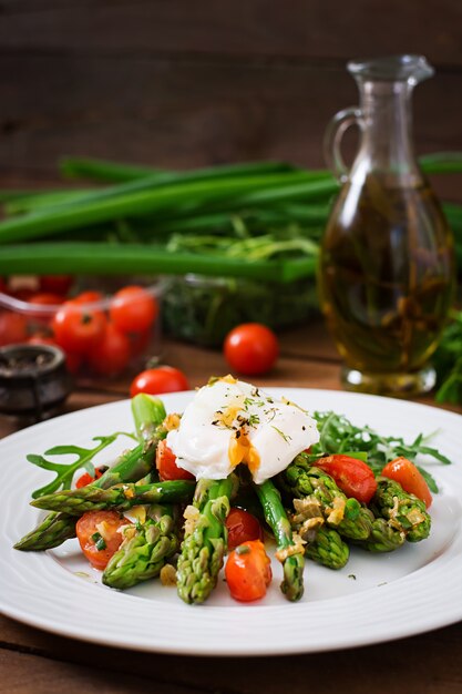 Salada de aspargos, tomate e ovo escalfado