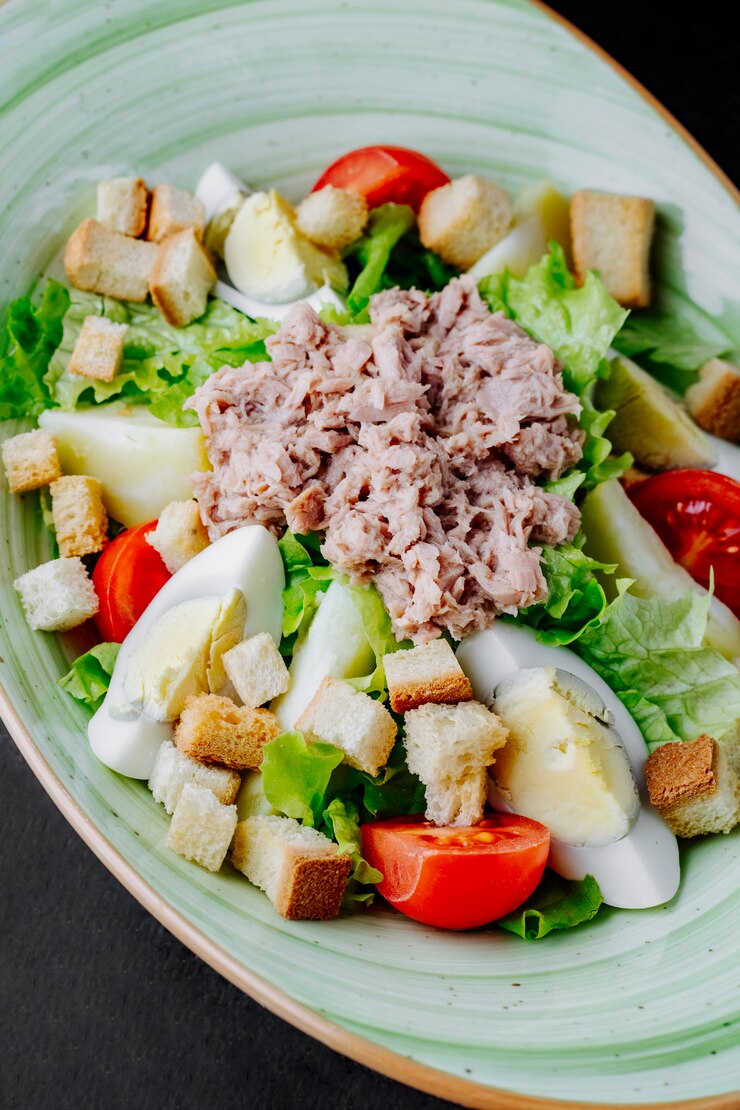 Foto grátis salada de atum com ovos tomates alface e biscoitos