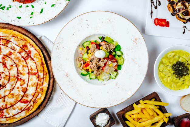 salada de atum e outros alimentos