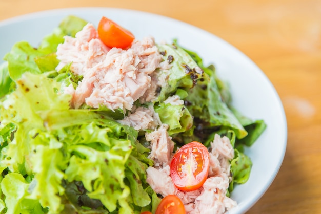 Foto grátis salada de atum