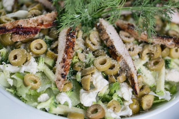 Salada de batata com azeitonas verdes e filé de frango frito