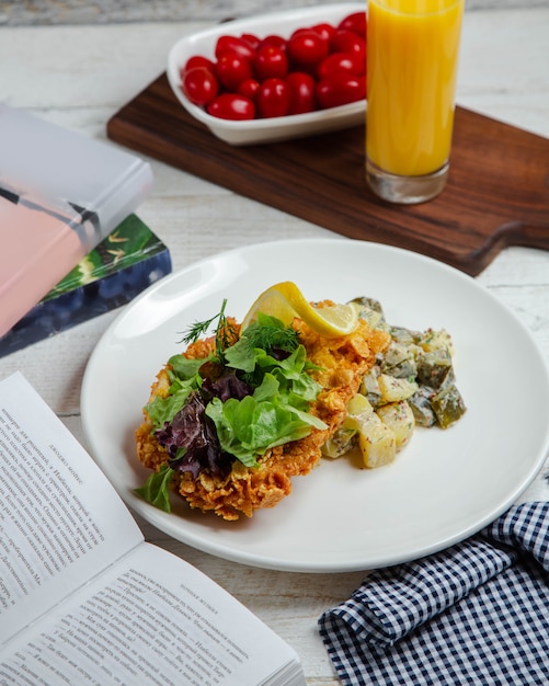 Salada de batata com legumes e suco de laranja