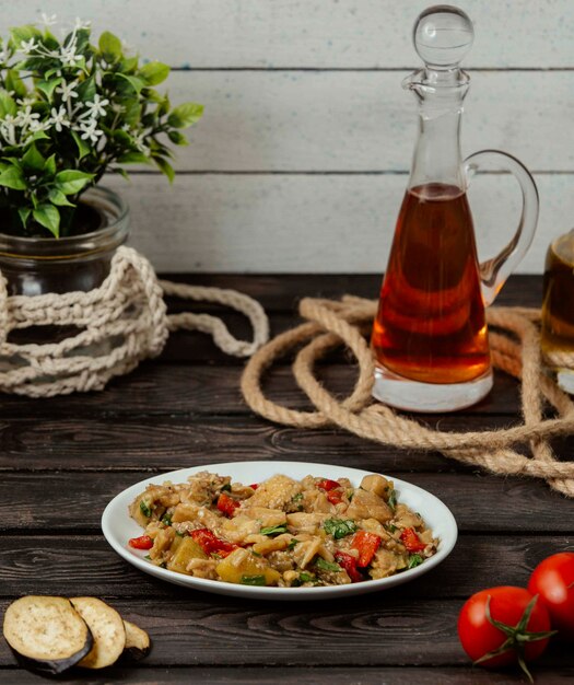 Salada de berinjela em cima da mesa