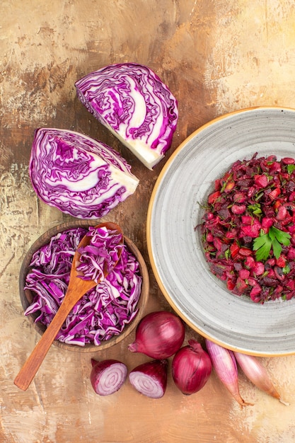 Salada de beterraba com folhas de salsa em cima com ingredientes em uma mesa de madeira com espaço de cópia