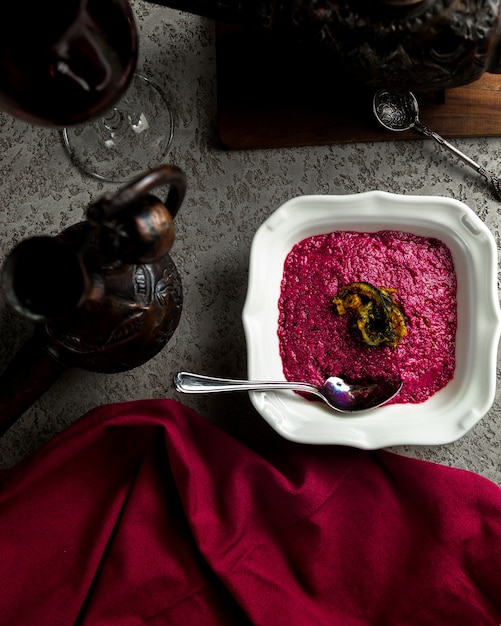 Foto grátis salada de beterraba com uma colher dentro