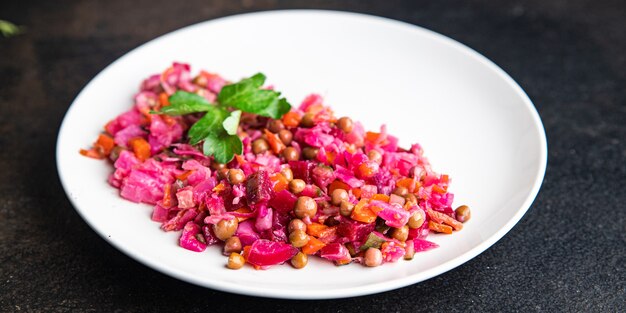 Salada de beterraba com vinagrete de vegetais de beterraba pronta para comer refeição lanche na mesa cópia espaço comida