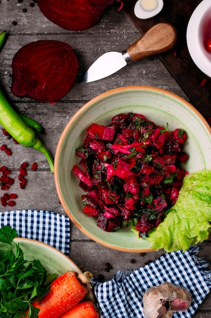 Foto grátis salada de beterraba e legumes fatiados