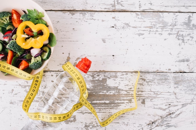 Foto grátis salada de brócolis e fita métrica