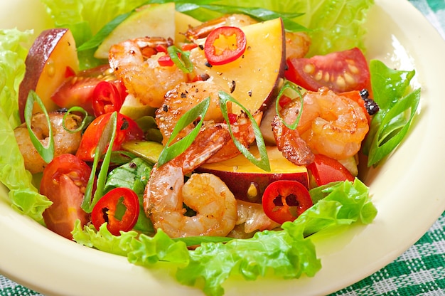 Salada de camarão com pêssegos, tomate, abacate e alface