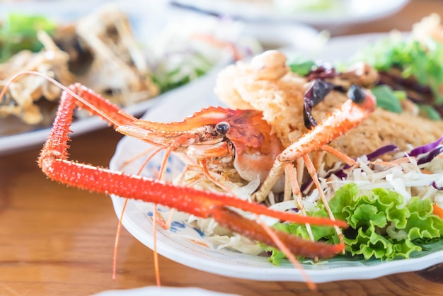 Foto grátis salada de camarão crocante