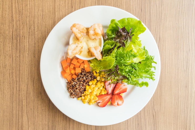 Foto grátis salada de camarão