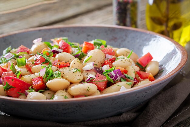 Salada de cannellini de feijão branco. Salada vegana.