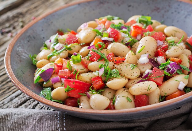 Salada de cannellini de feijão branco. Salada vegana.