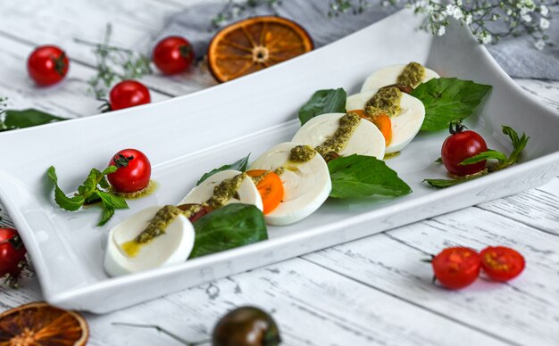 Salada de capricho com mussarela e tomate cereja