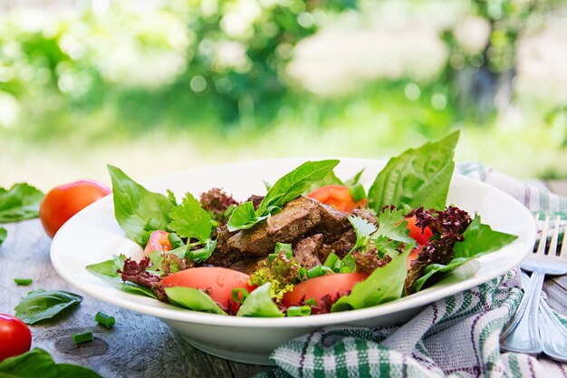 Salada de carne com fígado e legumes frescos.