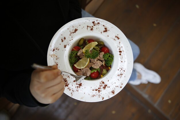 Salada de carne com ingredientes